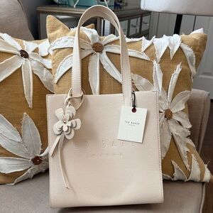 Classic Ted Baker "The Icon" Cream Tote-style Handbag w/ Floral Accent NWT ❤️